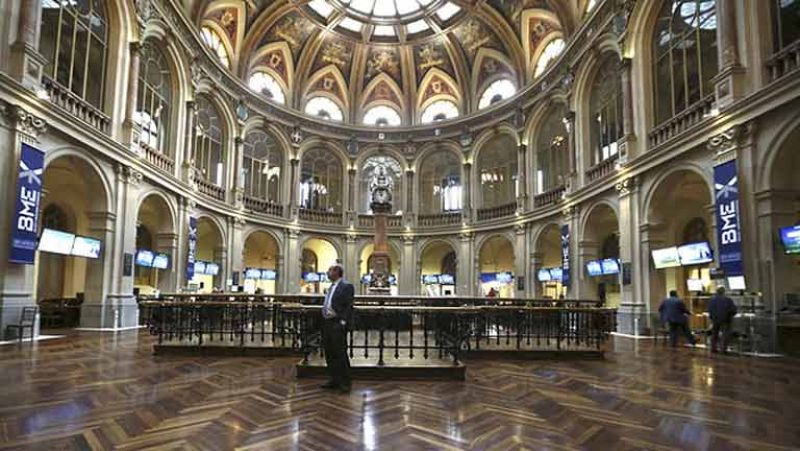 El IBEX 35 cierra por debajo de los 9.900 lastrado por la banca y acaba con siete semanas al alza