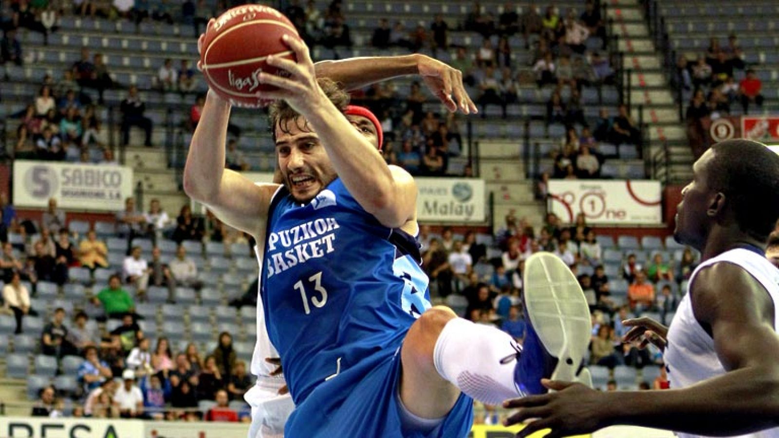 El FIATC Joventut consigue su primer triunfo de la temporada, en la pista del Gipuzkoa Basket (62-64). Salgado tuvo el triple que pudo dar la victoria a los vascos, pero acabó triunfando el conjunto verdinegro, aupado en Guillem Vives, que rozó el tr
