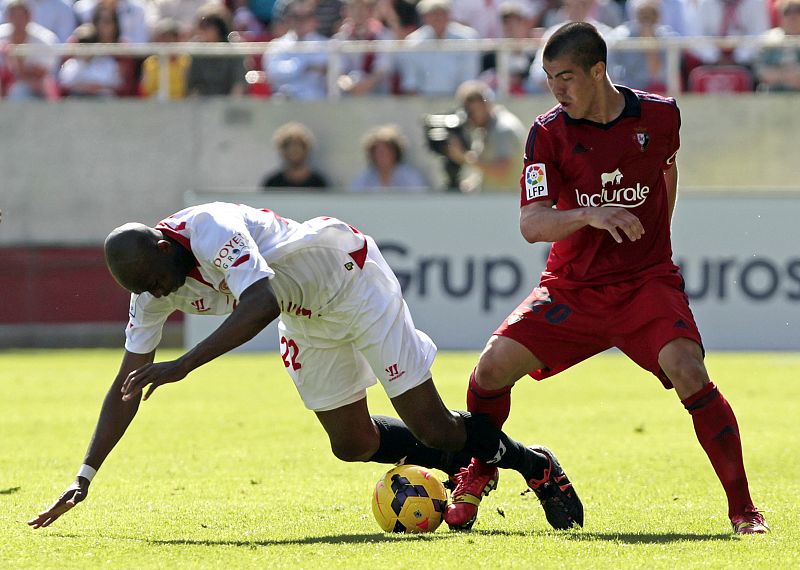 El Sevilla mira hacia arriba tras ganar a un Osasuna en inferioridad
