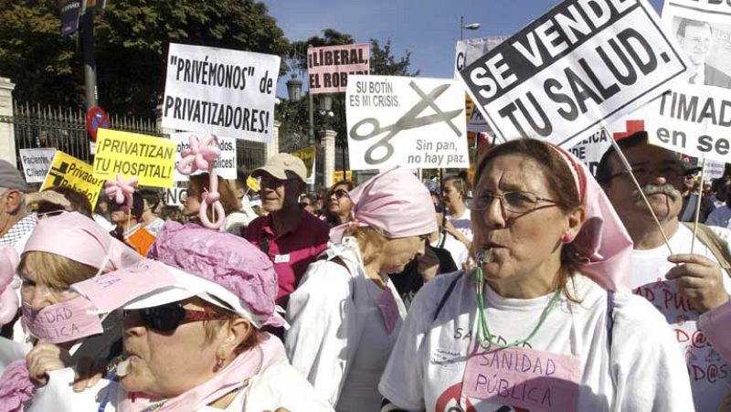 Miles de personas participan en la duodécima 'marea blanca' contra la privatización sanitaria