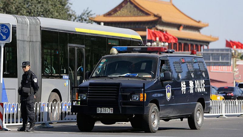 La Policía china busca a dos sospechosos por el accidente del coche en Tiananmen