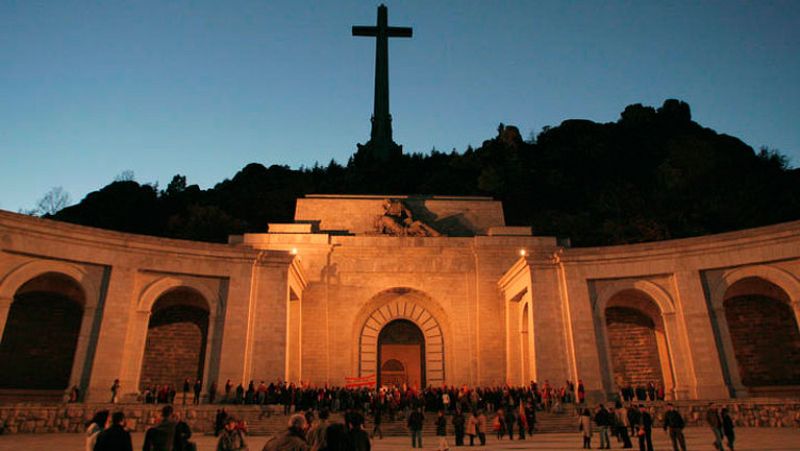 El PSOE propone exhumar y trasladar los restos de Franco "fuera del Valle de los Caídos"