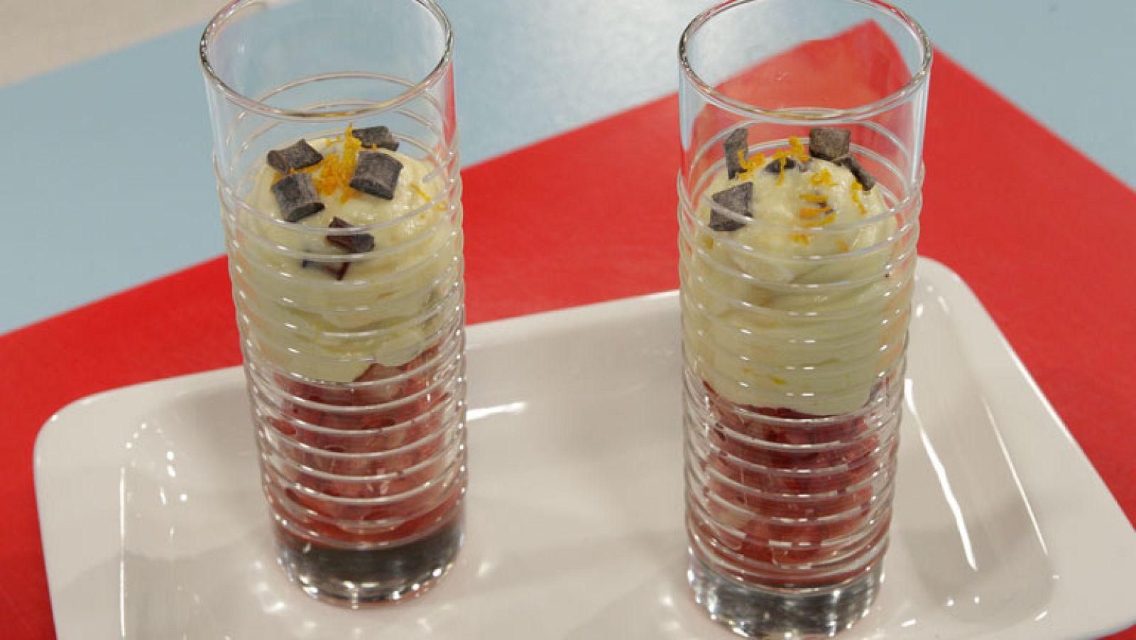 Copa de granada con espuma de naranja