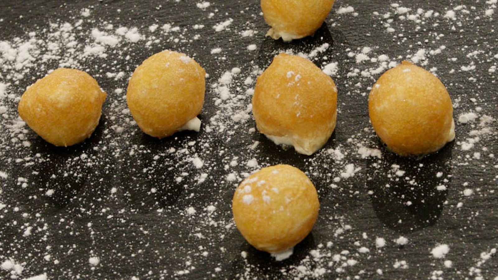 Buñuelos de viento con nata