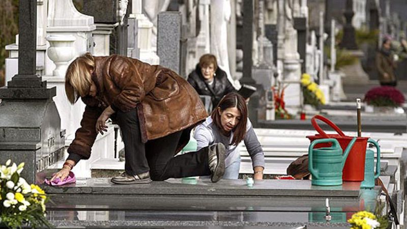 La fiesta de difuntos evoluciona hasta ser menos religiosa, más privada y más contenida