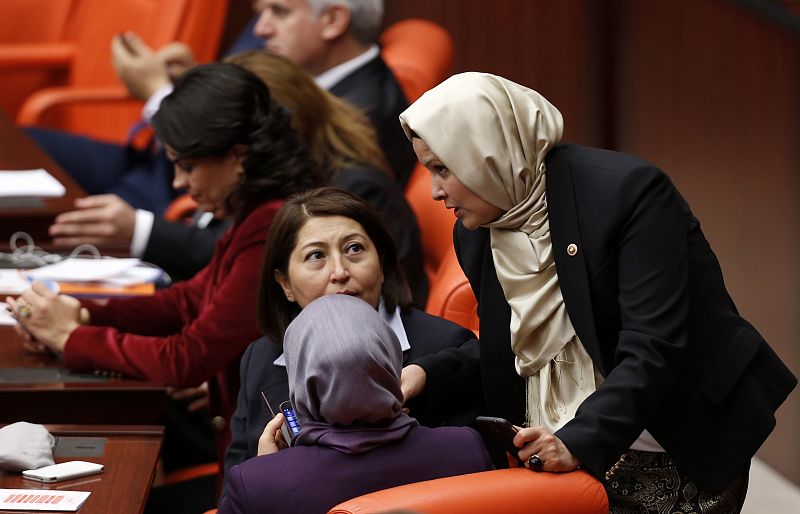 Diputadas turcas asisten con pañuelo islámico por primera vez al Parlamento