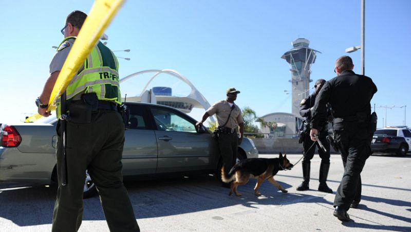Un agente muerto y al menos siete heridos en un tiroteo en el aeropuerto de Los Ángeles