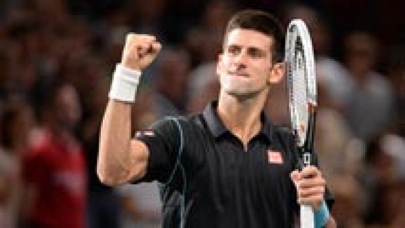 Djokovic, primer finalista en París tras vencer a Federer