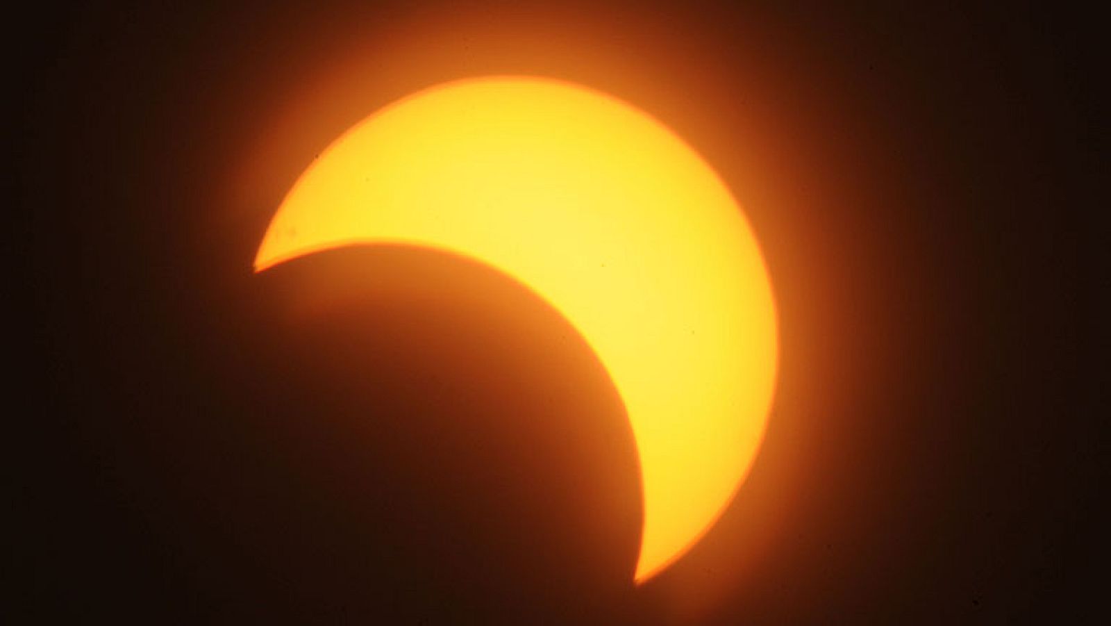 Un eclipse solar deslucido por la lluvia y las nubes