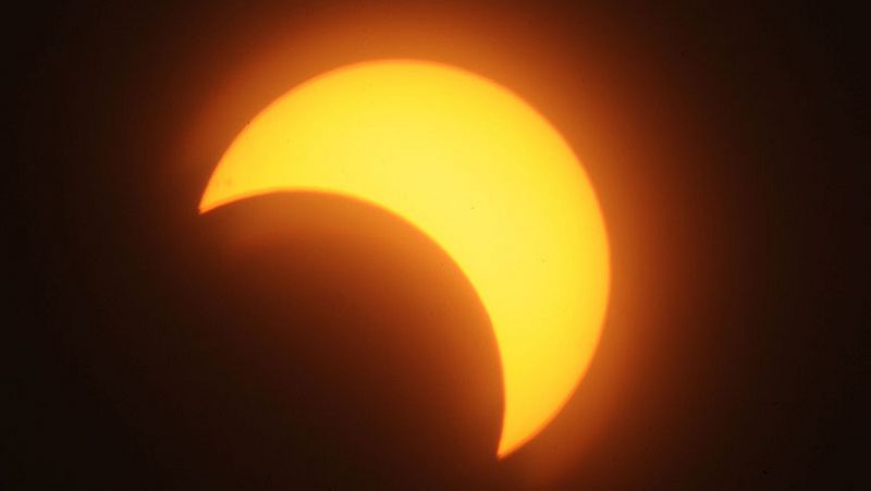 El eclipse solar se oculta entre las nubes en Canarias y es imperceptible en Madrid