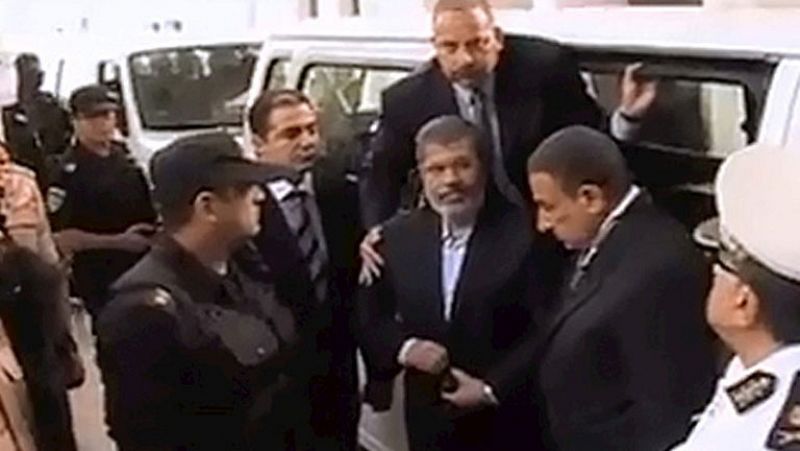 Morsi desafía al tribunal en su reaparición tras el golpe: "Yo soy el presidente legítimo de Egipto"