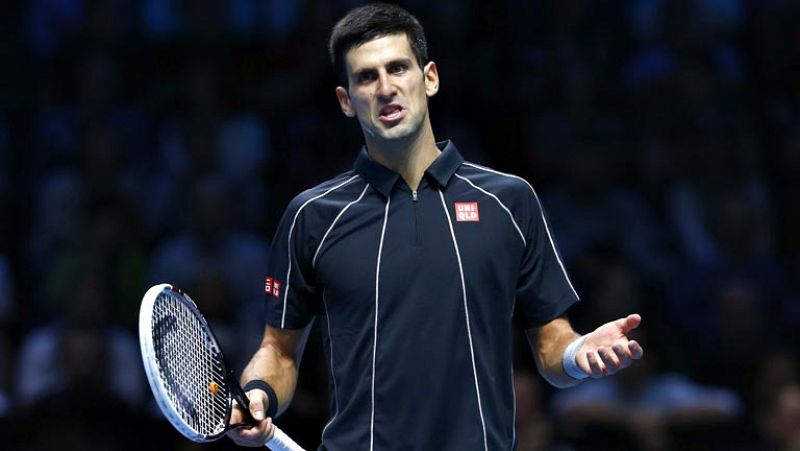 Djokovic suda para imponerse a Federer en su primer partido del Master