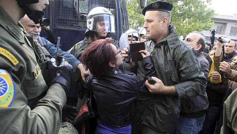 Antidisturbios desalojan a los extrabajadores de la televisión pública griega cerrada por el Gobierno