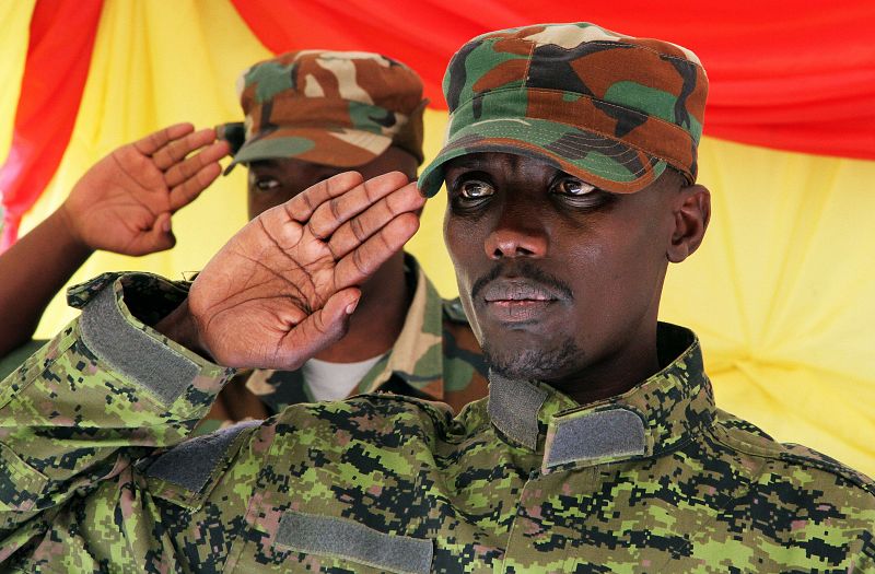 El líder del grupo rebelde congoleño M23 se rinde en Uganda