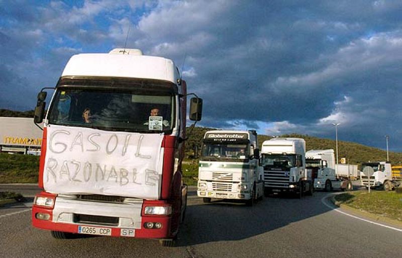 Kilómetros de carreteras atascadas y pescado gratis para protestar por el precio del gasóleo