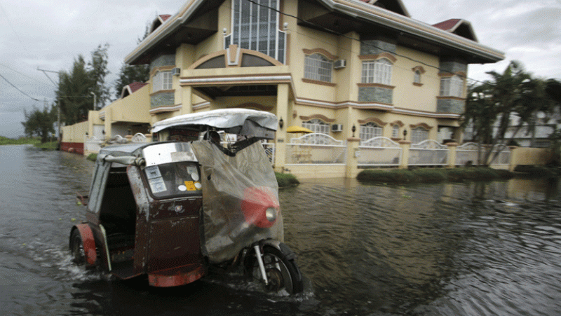 Al menos tres muertos y miles de evacuados en Filipinas por el supertifón 'Haiyan'