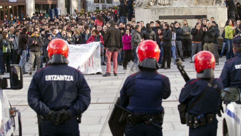 El Parlamento catalán aprueba que los mossos dejen de utilizar pelotas de goma a partir de abril