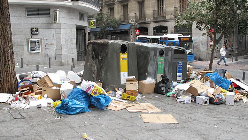 Los comerciantes tratan de mitigar una huelga que llena Madrid de basura e indigna a los vecinos
