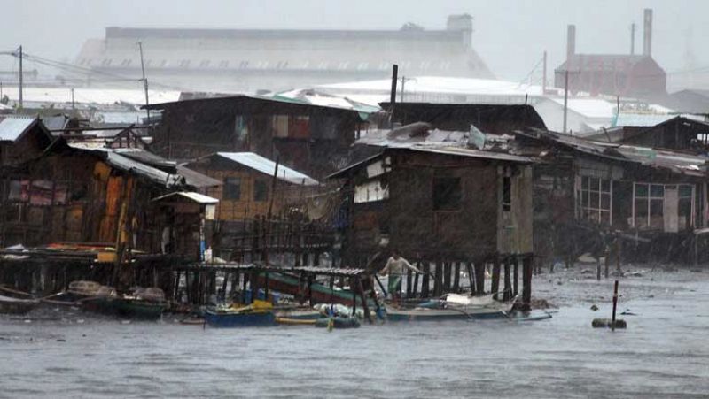 El tifón Haiyan deja al menos 100 muertos a su paso por Filipinas, según las autoridades