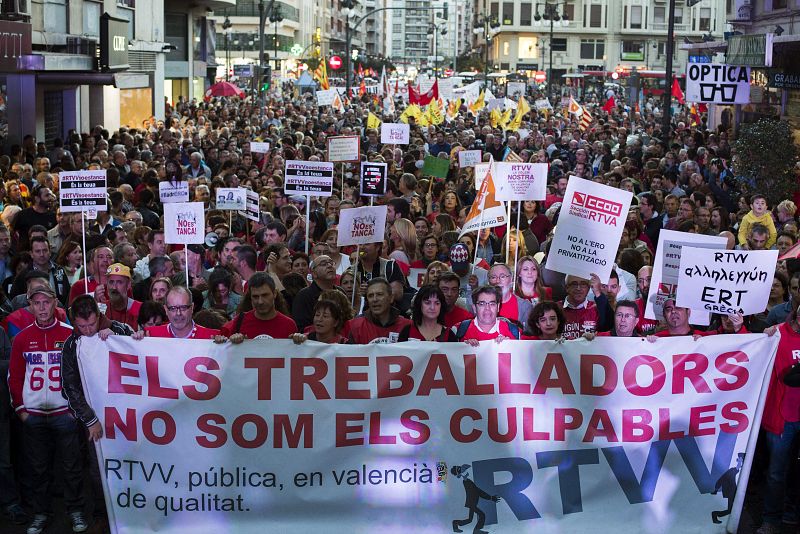Una multitudinaria manifestación recorre Valencia contra el cierre de la radiotelevisión pública