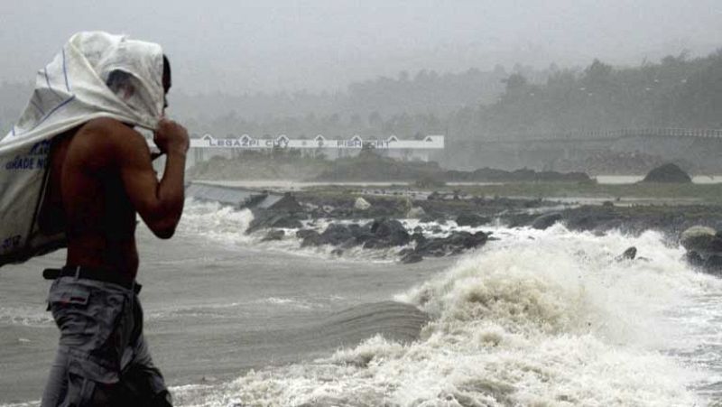 La Cruz Roja filipina calcula que unas 1.200 personas murieron por el tifón Haiyan