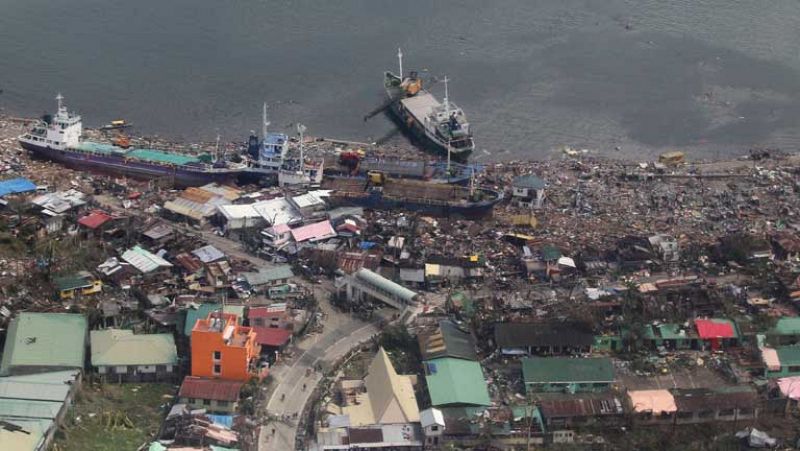 El potente tifón Haiyan deja 10.000 muertos y un gran caos a su paso por Filipinas