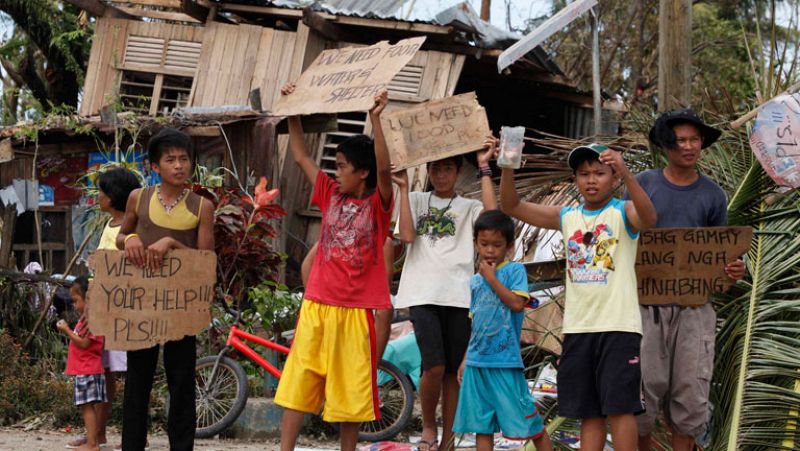 Filipinas, en estado de emergencia por el tifón Haiyan: "Estamos tan indefensos como niños"
