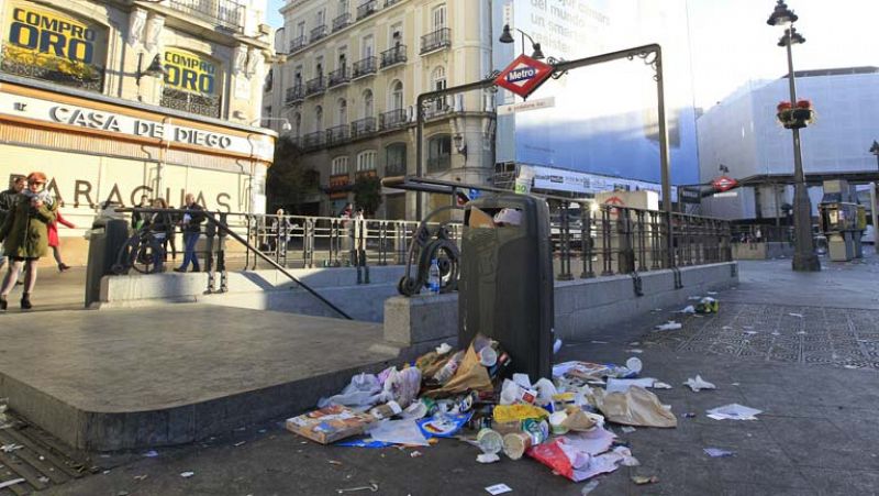 Los sindicatos rechazan reducir a la mitad los despidos y siguen la huelga de basura en Madrid