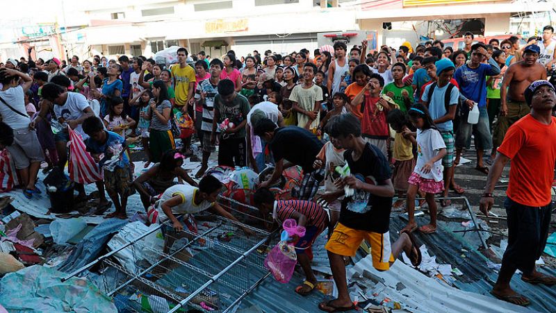 Supervivientes del tifón Haiyan en Filipinas: "Nos tememos que lo peor está por venir"