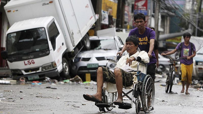 Los cadáveres se descomponen en medio del desastre provocado por el tifón en Filipinas