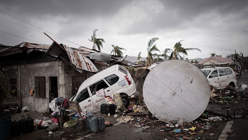 Un centenar de niños de una aldea infantil sobreviven al paso del tifón Haiyan en Filipinas