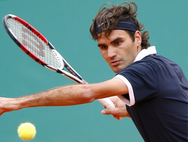 Federer supera a Monfils y se medirá con Nadal en la final de París