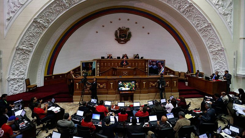 El Parlamento venezolano aprueba en primera votación otorgar poderes especiales a Maduro