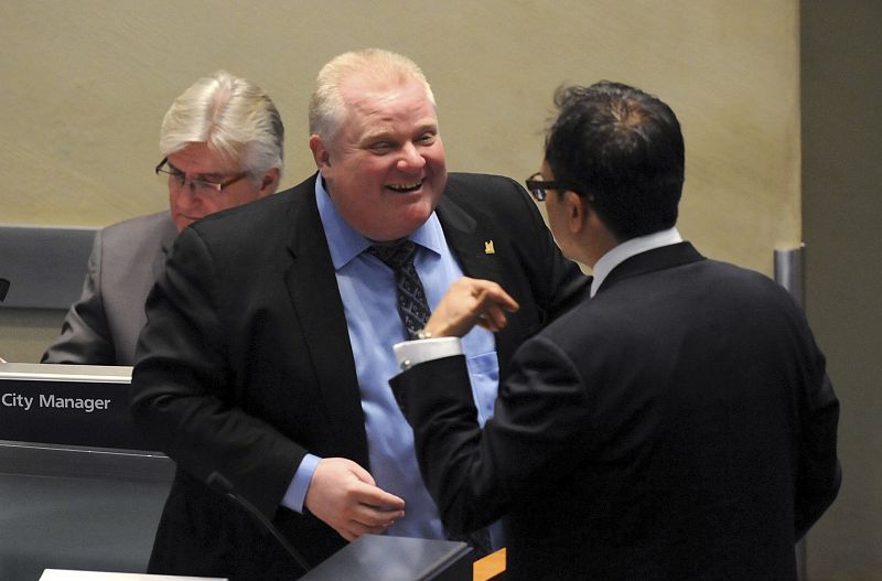 Los concejales de Toronto votan retirar algunos poderes al polémico alcalde Rob Ford