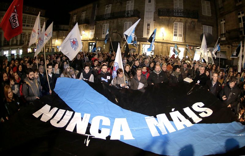 Miles de personas claman "justicia" en Galicia contra el fallo del Prestige