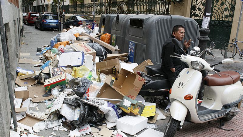 Vehículos de Tragsa salen para cumplir los servicios mínimos de limpieza en Madrid