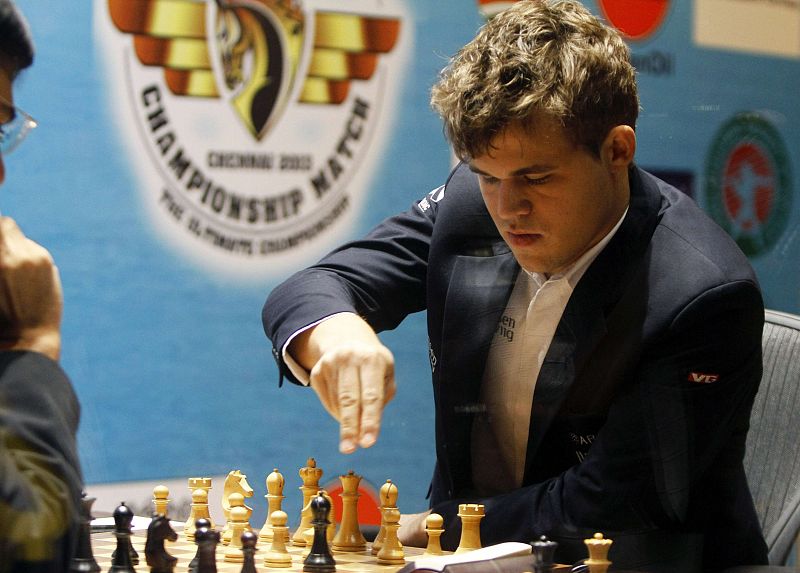 Carlsen deja al campeón Anand al borde del precipicio
