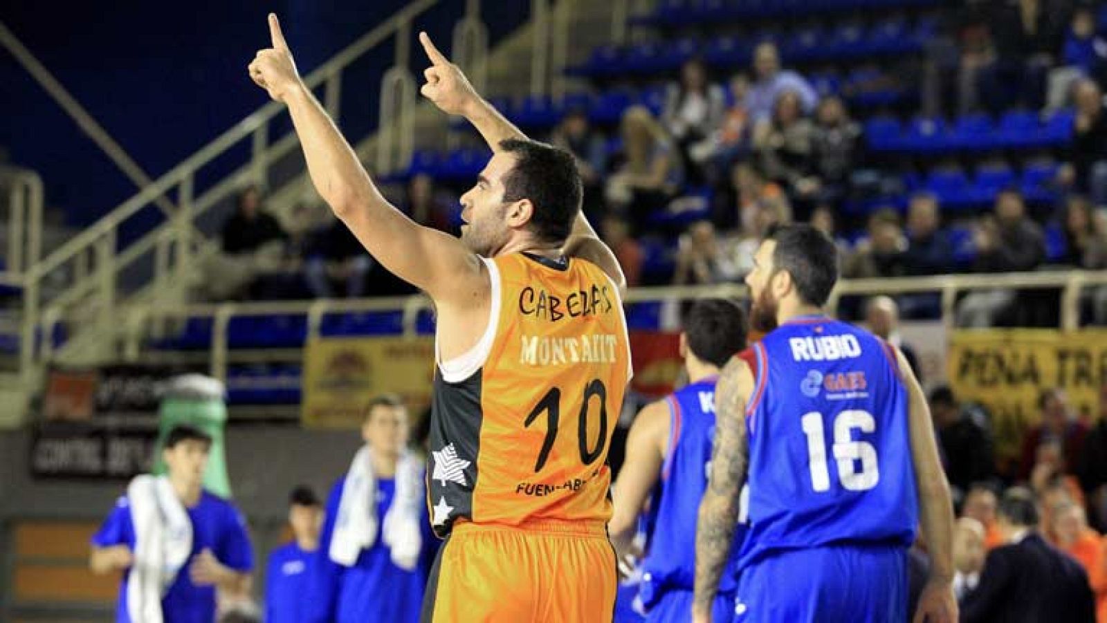 Un enorme Carlos Cabezas (23 puntos, 27 valoración, 5/5 en triples) decantó el derbi para el Baloncesto Fuenlabrada frente al Tuenti Móvil Estudiantes (82-72). Es el segundo triunfo del Fuenlabrada como local.