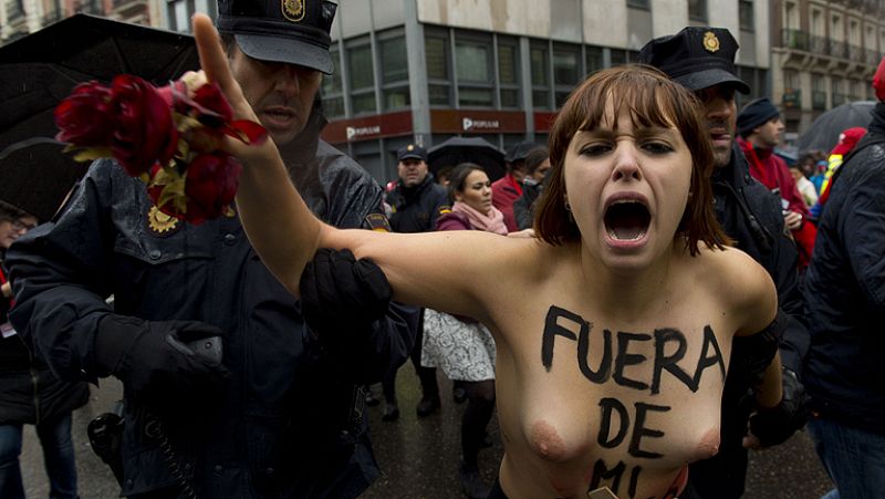 Cinco activistas de Femen irrumpen en la marcha contra el aborto en Madrid