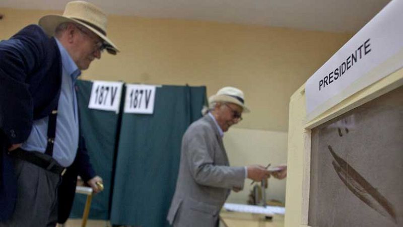 Las principales candidatas votan en Chile animando a los ciudadanos a acudir a las urnas