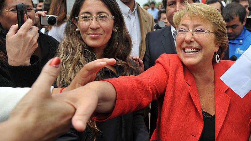 Bachelet gana en Chile con más del 46% de los votos pero no consigue evitar la segunda vuelta