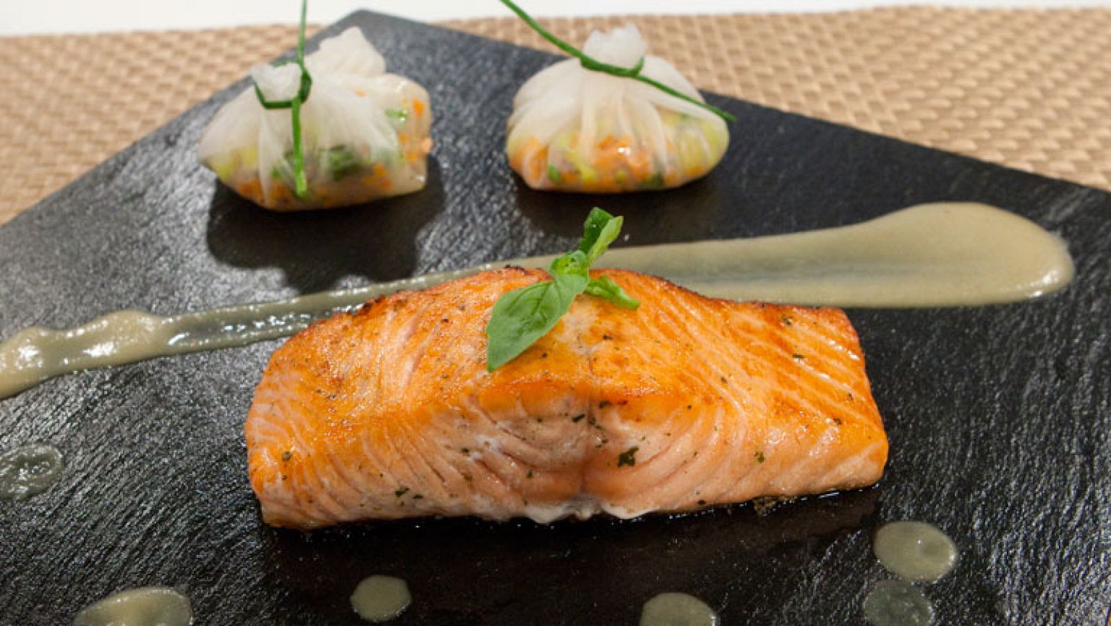 Salmón a  la plancha con salsa de mostaza y rollitos