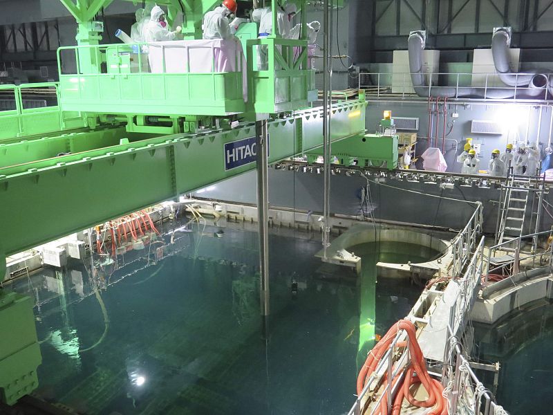 Comienza en Fukushima la delicada operación para retirar las barras de combustible nuclear