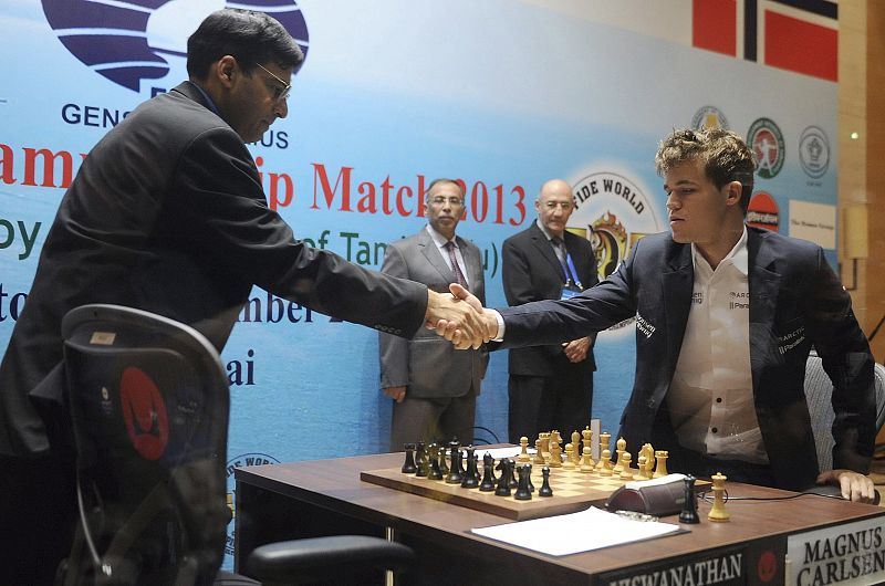 Carlsen, más cerca del título mundial tras las tablas en la séptima partida