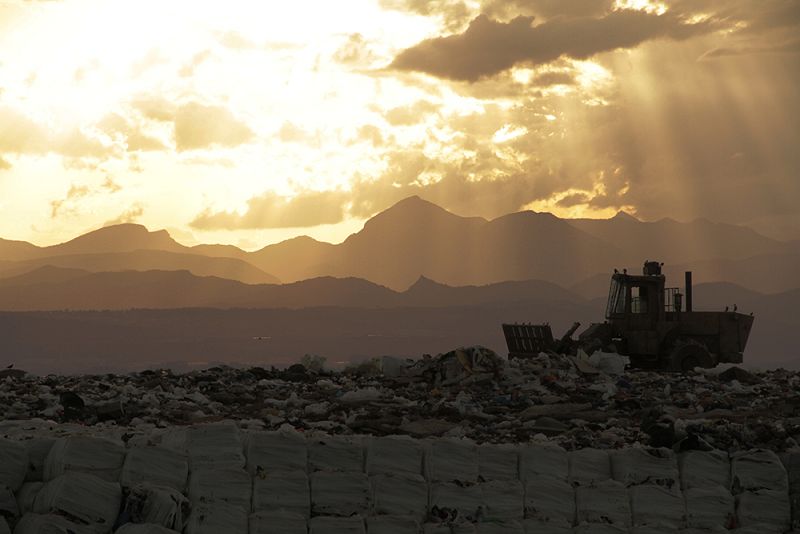 En España la mitad del cubo de basura acaba enterrado, en lugar de reciclarse