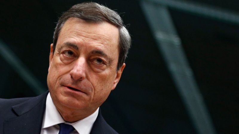 Draghi no aclara en su reunión con la banca cómo valorará la deuda soberana en los test de estrés
