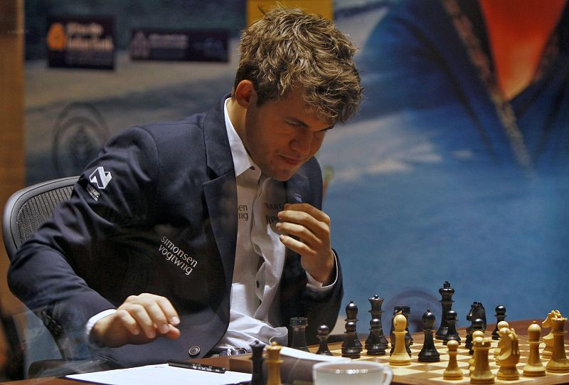 Carlsen acepta tablas en la octava partida y se acerca más al título