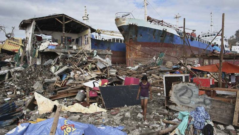 Filipinas cifra en 4.300 millones la reconstrucción por el tifón entre críticas a su gestión