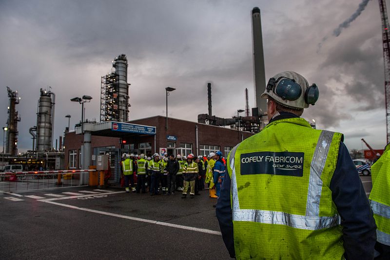 Dos muertos por una explosión en una refinería belga de Total en el puerto de Amberes