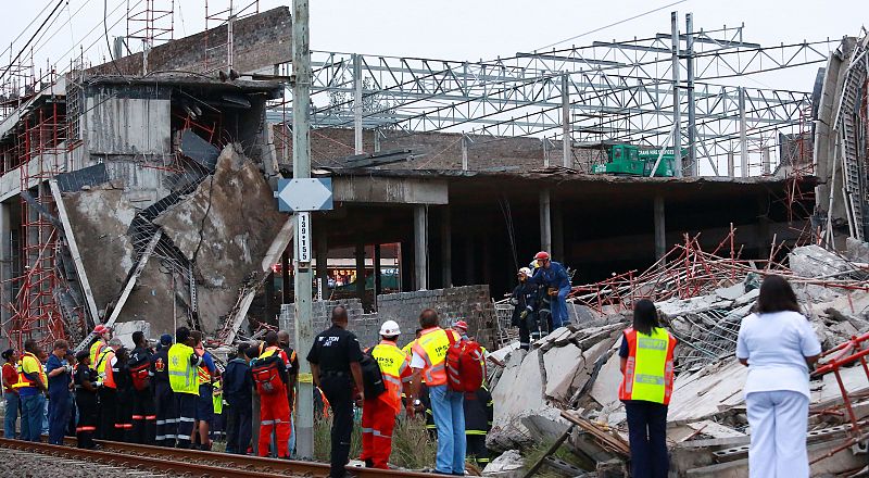 Al menos 50 personas atrapadas por el derrumbe de un centro comercial en Sudáfrica